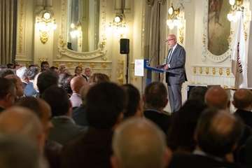 Morales recoge la Medalla de Oro de la Cámara por el servicio del Cabildo a la economía de la Isla (Foto TA)
